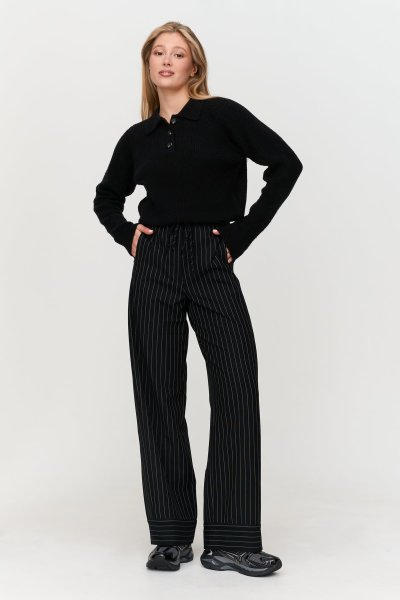 Hose mit Nadelstreifen