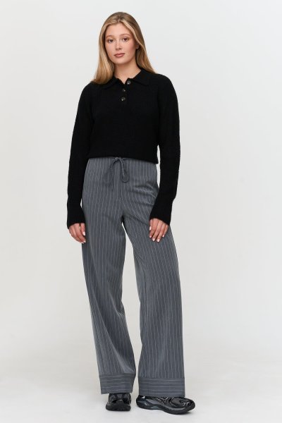 Hose mit Nadelstreifen