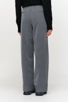 Hose mit Nadelstreifen